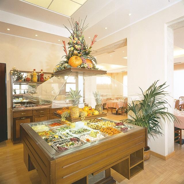 Il ricco buffet di insalate e verdure