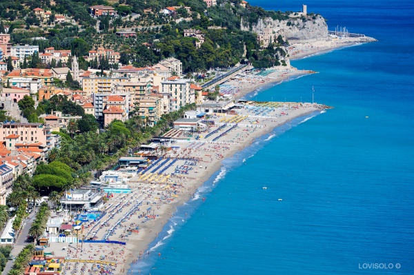 La lunga spiaggia di Finale Ligure