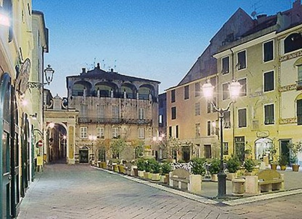 Piazza Garibaldi a Finalborgo