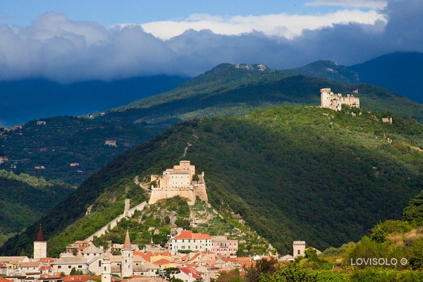 Veduta di Finalborgo e i castelli